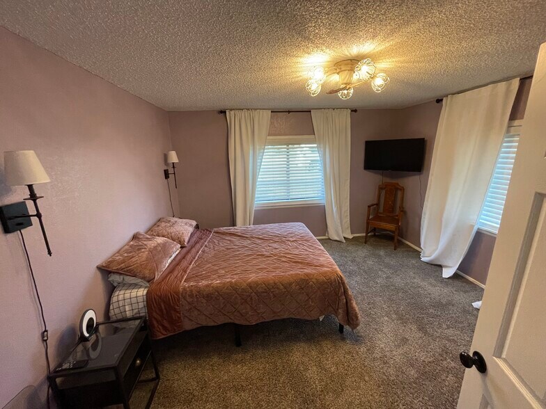 Building Photo - 2529 Bott Ave