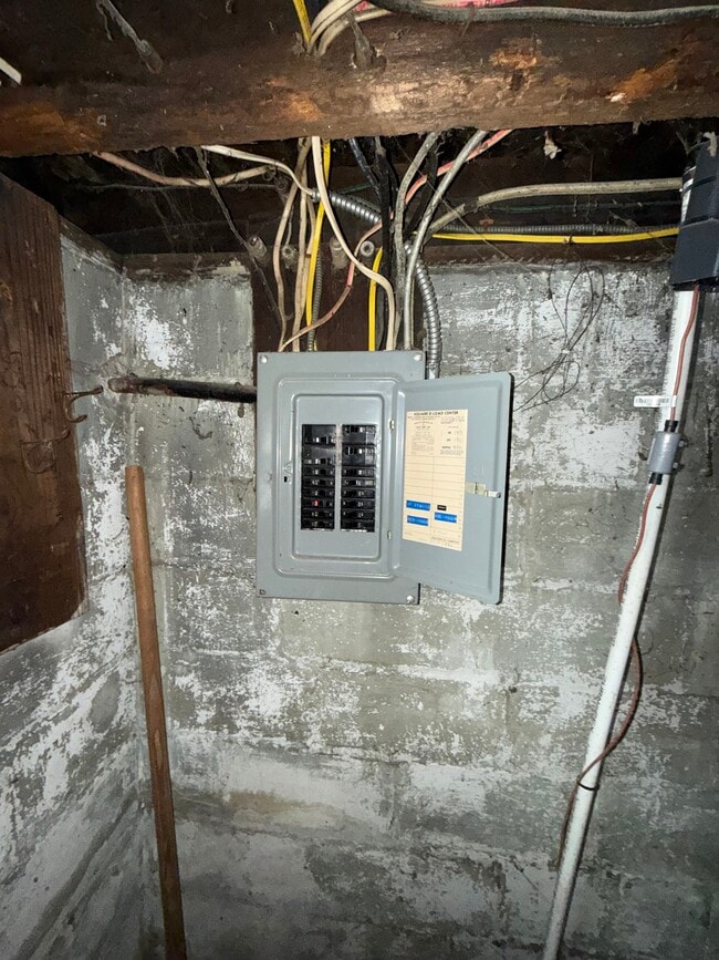 Building Photo - 111 E Livingston Dr