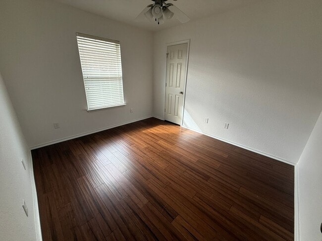 Building Photo - 408 Viola Dr