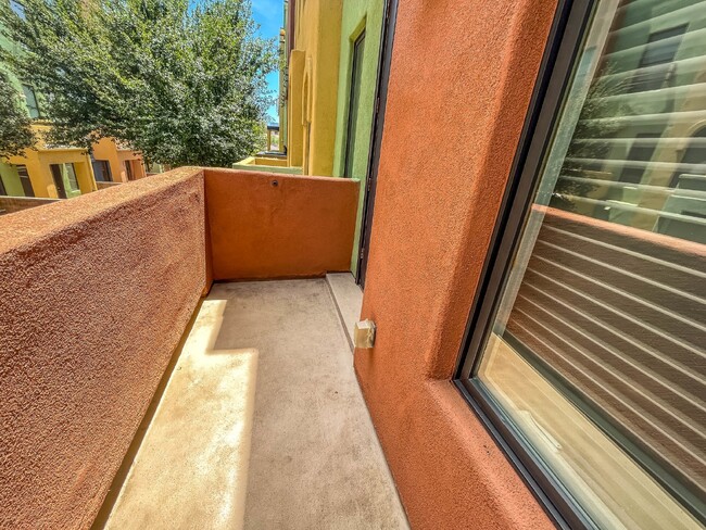 Building Photo - 3 Story townhome