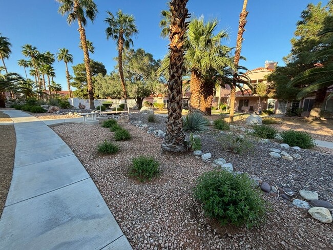 Building Photo - Stunning 3Bed/2Bath/2Car 1st Floor Condo with Private Yard, and Luxurious Amenities!