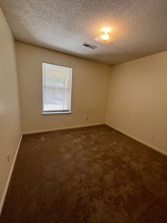 Building Photo - Charming 2 Bedroom