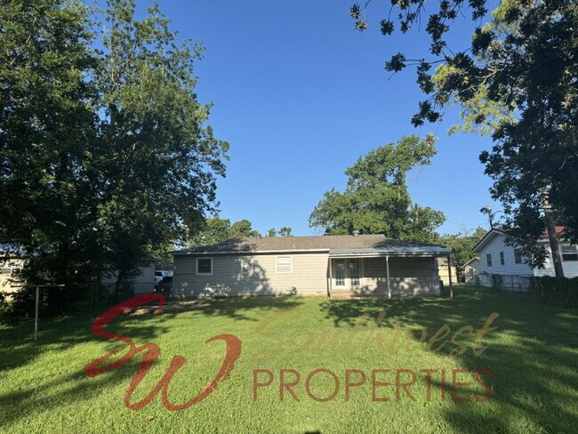 Building Photo - 3 bedroom 1 bath in excellent location!