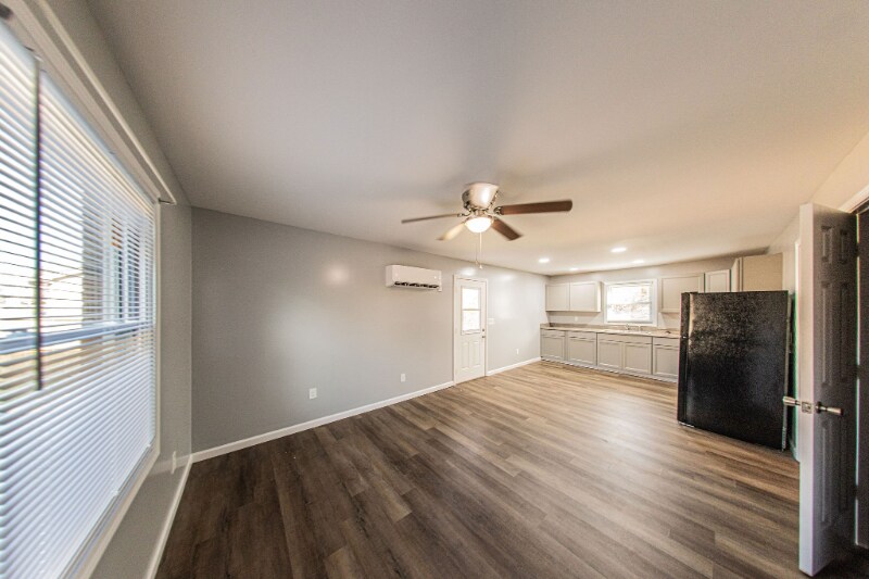 Building Photo - 120 Lake Dr