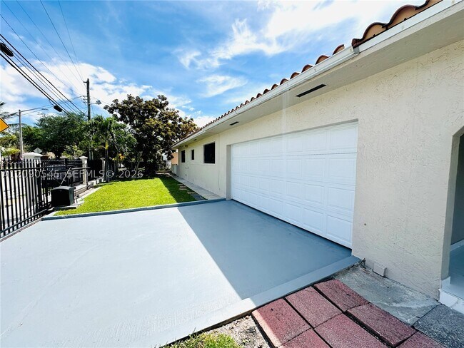 Building Photo - 201 SW 40th Ave