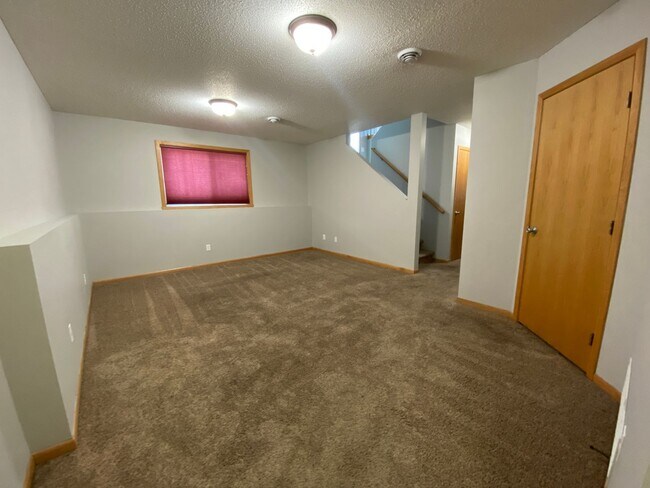 Building Photo - 3 Bedroom Twinhome near the New Sandford Hospital!!