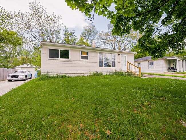 Building Photo - Charming 3BR Home Available Now in Pontiac!