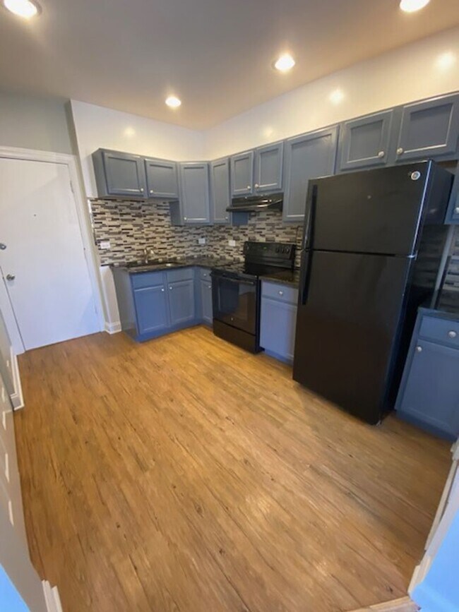 Building Photo - Uptown studio! Separate kitchen - Red Line!