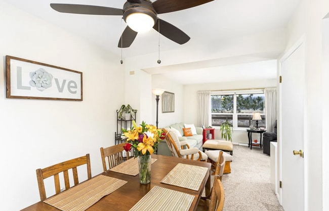 Building Photo - Three Bedroom Townhome n Aspenwood!
