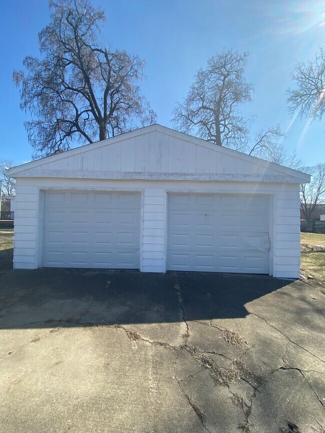 Building Photo - Spacious Home Available Now!