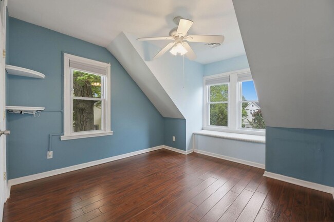 Building Photo - 12 E Albertson Ave