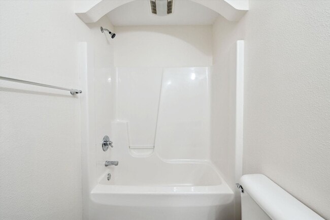 Building Photo - Large 3 Bed 2 Bath ranch for rent