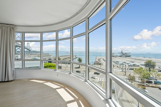 Building Photo - Light Filled 2 Bed, 2 Bath South Beach Por...