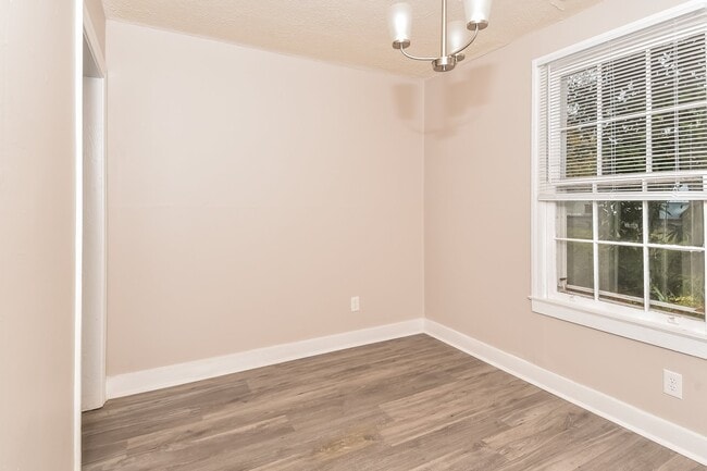 Building Photo - 2117 Roosevelt Dr