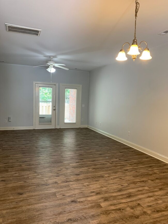 Building Photo - 2 Bedroom 1.5 Bath Townhome in Pleasant Gr...