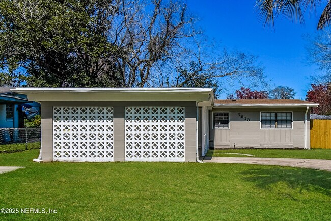 Primary Photo - 7613 Crest Dr N
