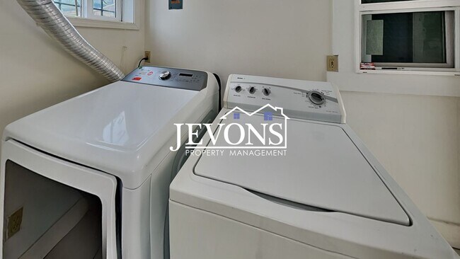 Building Photo - $1,000 Rent Credit if move-in occurs befor...