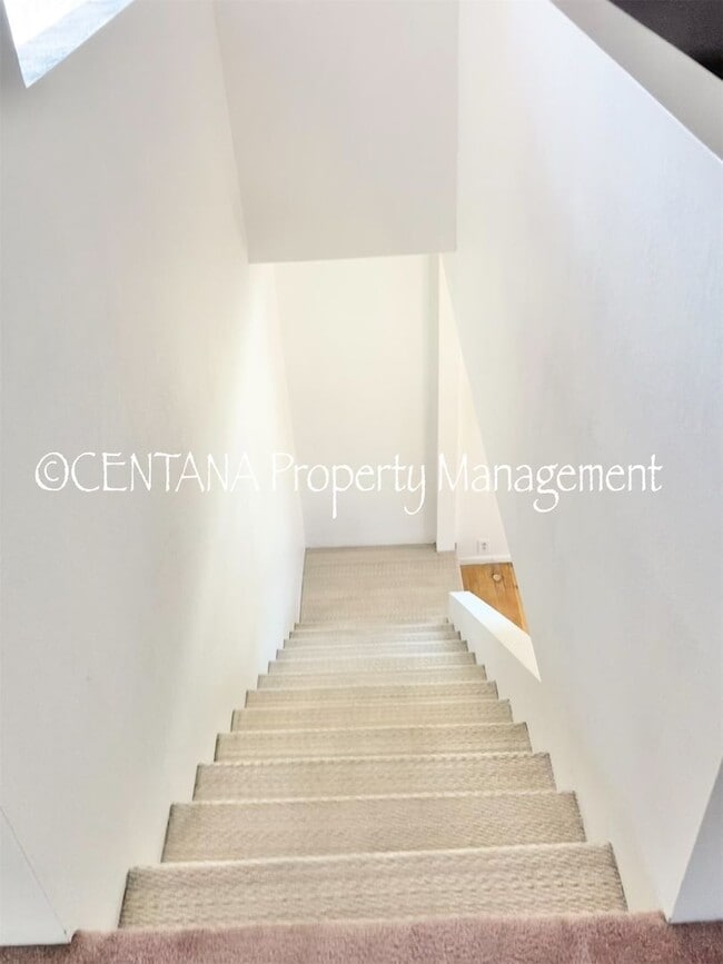 Building Photo - Large home with a huge yard on the West si...