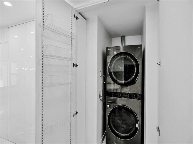 Building Photo - 4530 SW 34th Dr