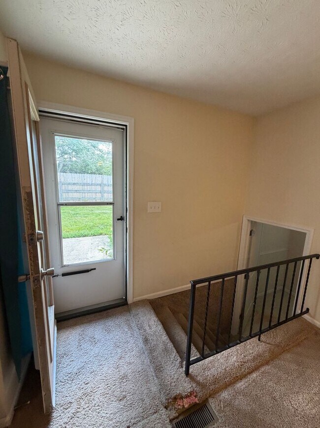 Building Photo - 2 bedroom duplex