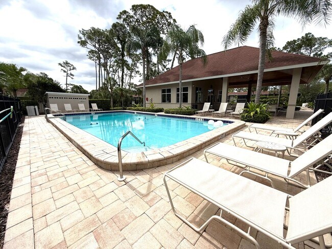 Building Photo - Charming 2-Bed/1-Bath First-Floor Condo in Gated Sarasota Community!