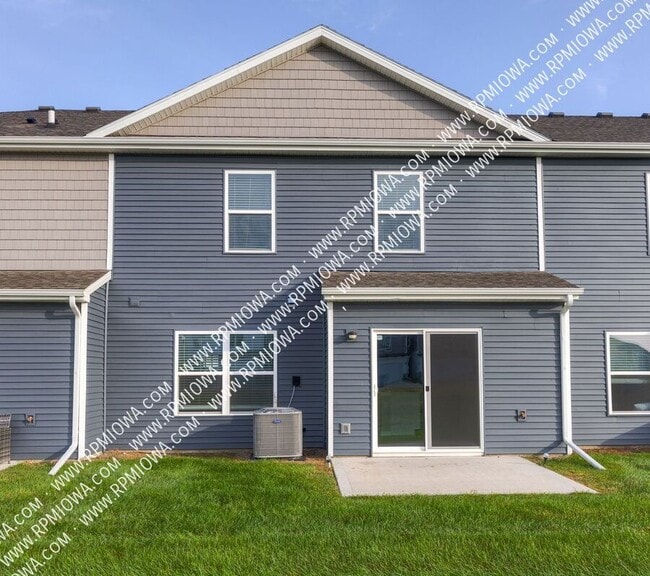 Building Photo - 2572 SE Hawkins Ave