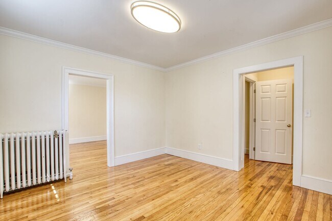 Building Photo - OR BEST OFFER **SPACIOUS FIRST FLOOR 2 BEDROOM WITH WASHER/DRYER SEPARATE DINING ROOM