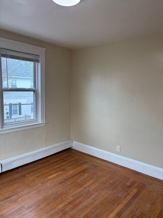 Building Photo - 121 Ledge St