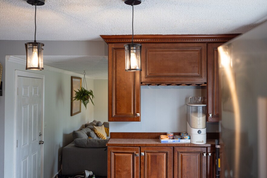 Building Photo - 537 Vine Ln