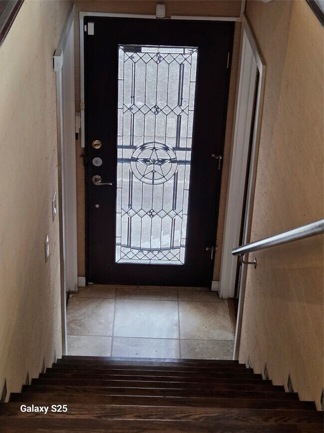 Building Photo - 102 E 5th St