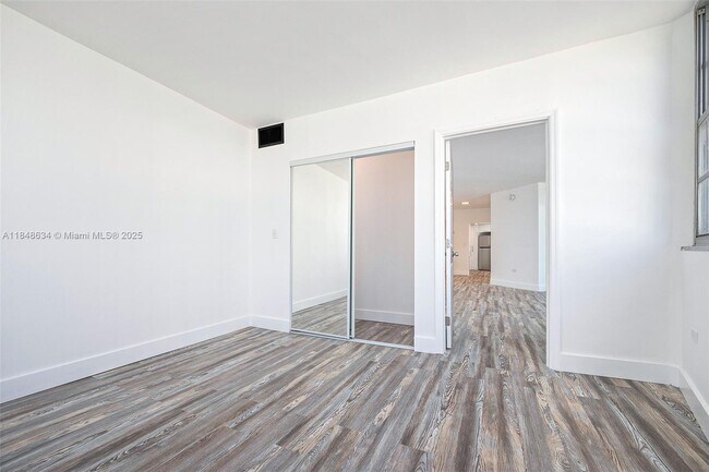 Building Photo - 801 Brickell Bay Dr
