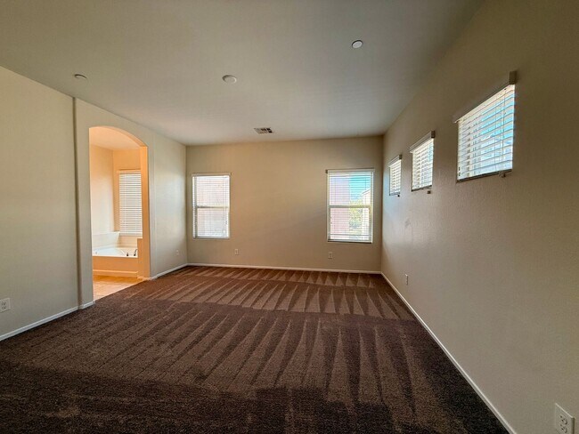 Building Photo - 3 BED 2.5 BATH 2 CAR GARAGE HOME w/ LOFT &...