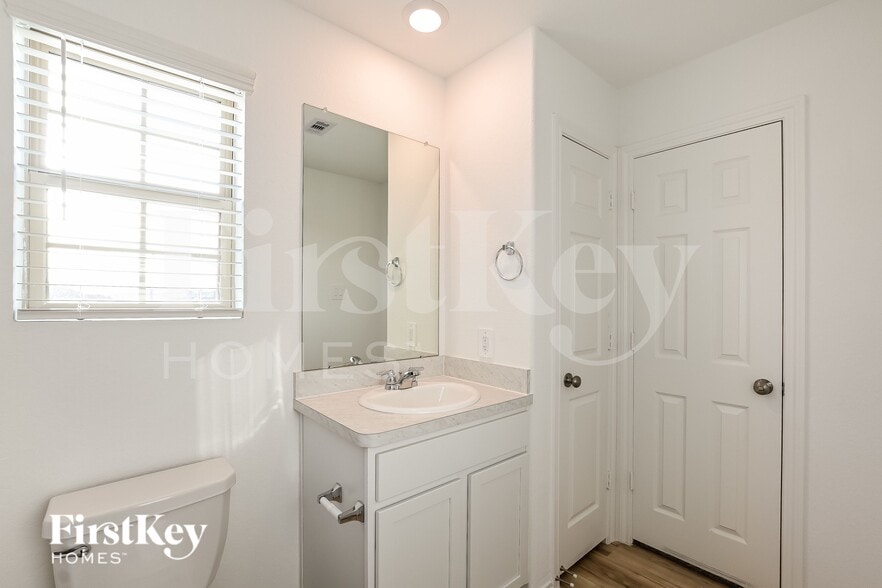 Building Photo - 302 Pickwick Gdns Ln