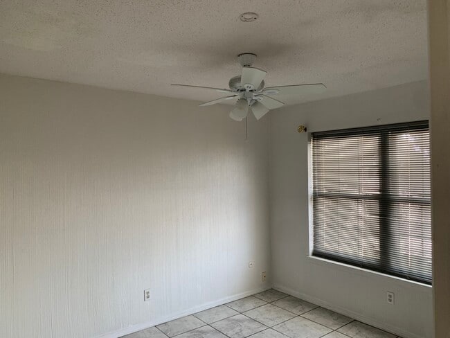 Building Photo - 10609 Lakewood Ave