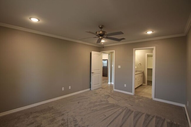 Building Photo - 2 Bedroom 2 Bath Townhome! Whitehouse ISD!...