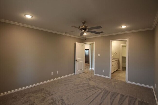 Building Photo - Beautiful 3 Bedroom 2 Bathroom Townhouse i...