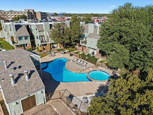 Building Photo - 3101 Sondra Dr