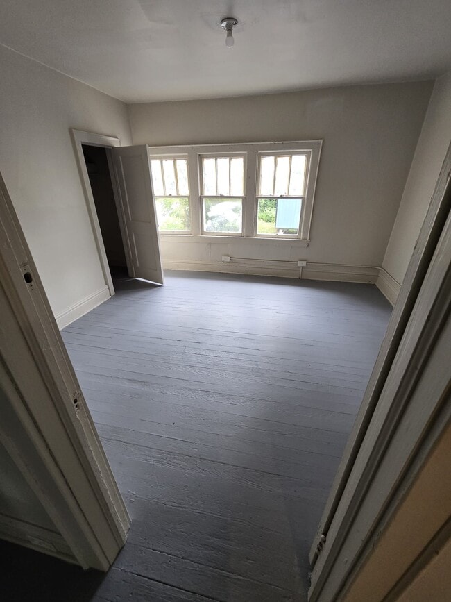 Building Photo - 1925 Foster Ave