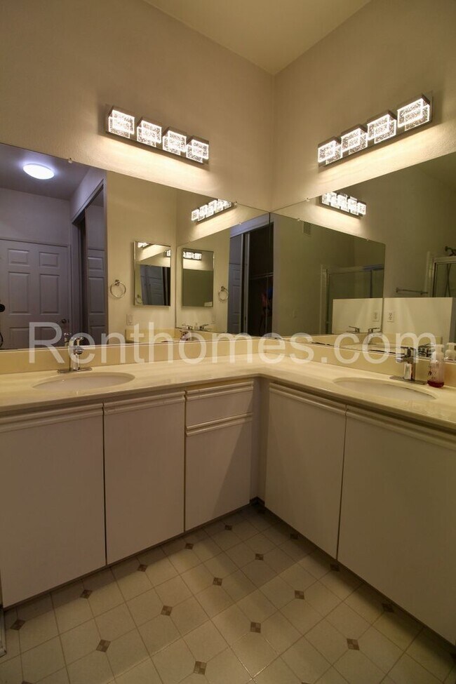 Building Photo - 10921 Sabre Hill Dr