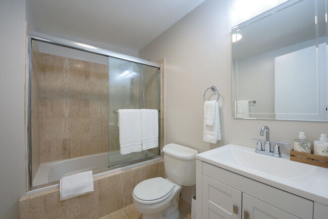 Building Photo - 1125 D St NE