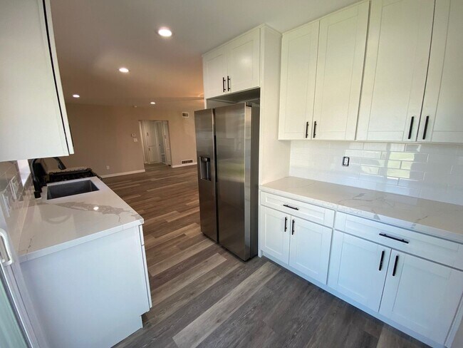 Building Photo - 4BD/2BA, Remodeled Kitchen! Newer Floors!