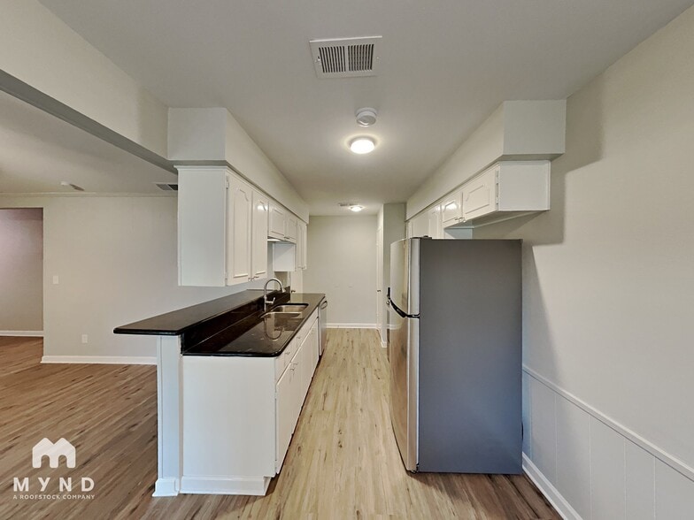 Building Photo - 14839 Greenvalley Dr