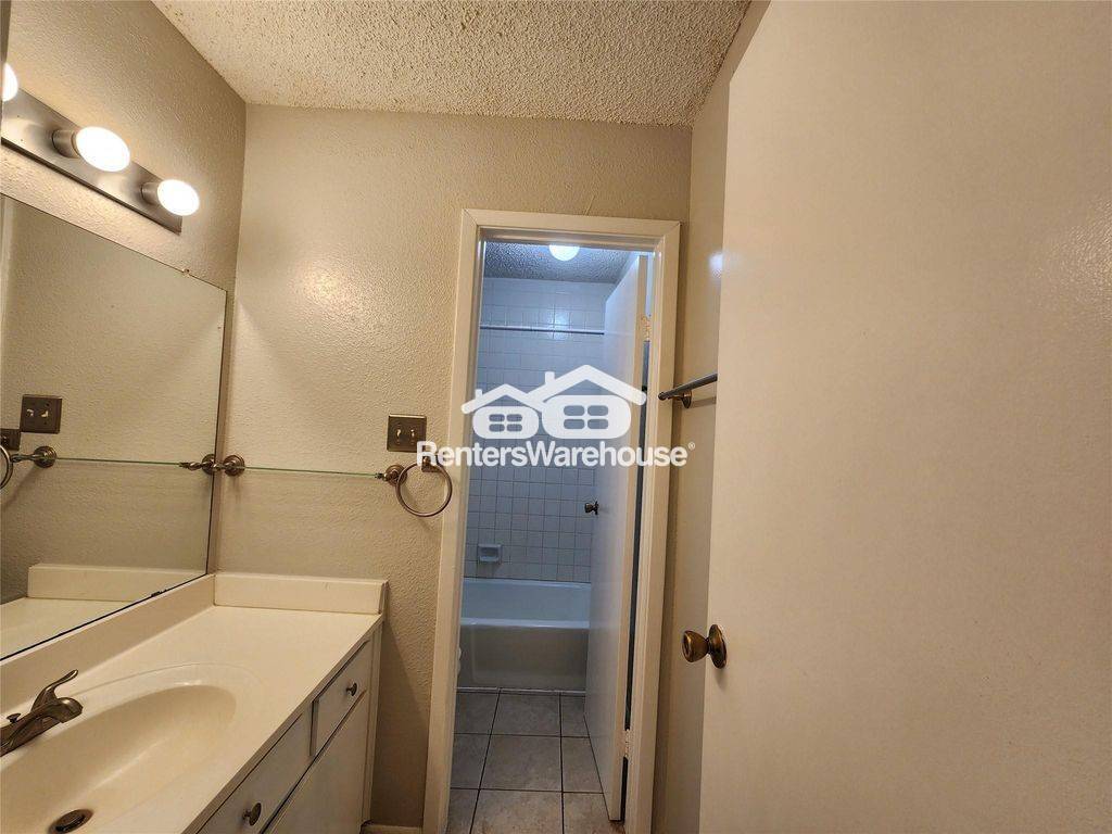 Building Photo - 17742 Kings Park Ln
