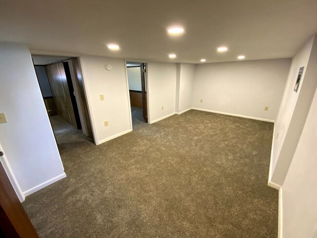Building Photo - 4 Bedroom 1.5 Bath House with Washer and D...