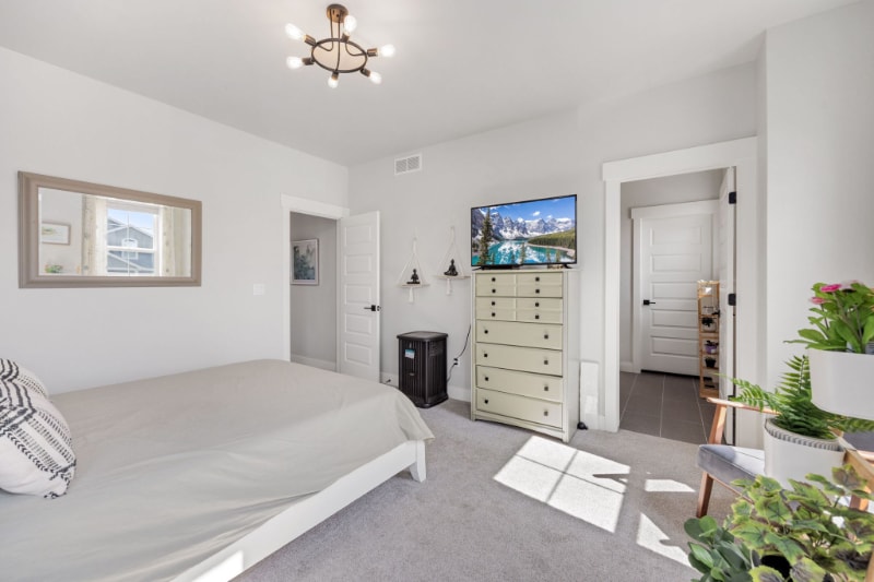 Building Photo - 685 Crossbill Dr