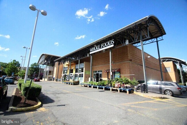 Building Photo - 2220 Fairfax Dr