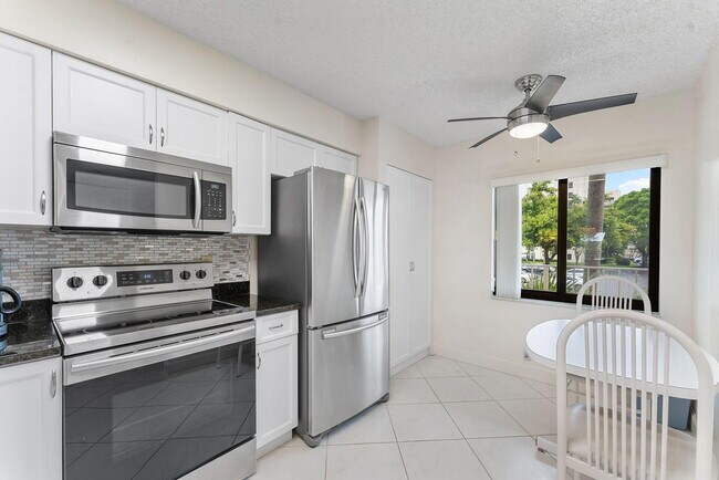 Building Photo - 7260 Kinghurst Dr