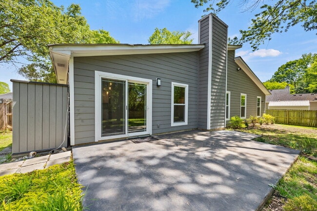 Building Photo - "Charming 4-Bedroom Haven in Charlotte's Heart with Spacious 2271 sq ft Living!"