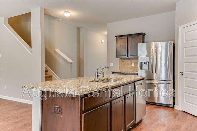 Building Photo - 5060 Vine Ln