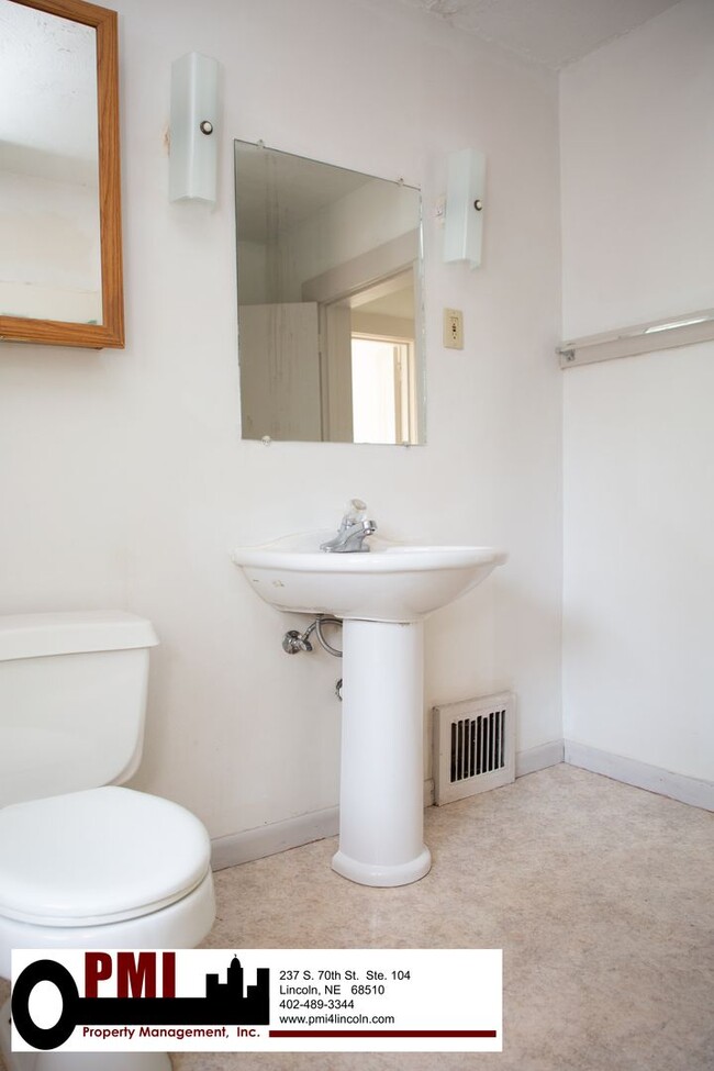 Building Photo - 4 Bedroom, 1.5 bathroom House For Rent; Av...